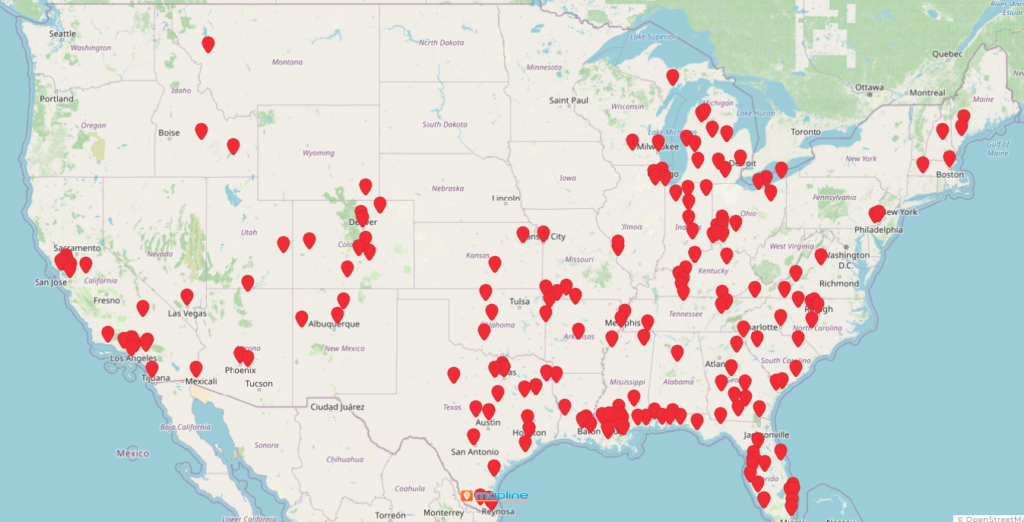 Une carte des États-Unis avec de nombreuses épingles rouges de localisation réparties à travers le pays, indiquant des sites ou points d’intérêt spécifiques dans presque tous les États, avec des concentrations plus élevées dans le Sud et l’Est.