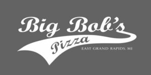 Logo blanc sur fond gris portant l’inscription Big Bob’s Pizza en écriture stylisée, avec East Grand Rapids, MI en texte plus petit. Le mot Pizza est souligné d’un motif en sifflement.